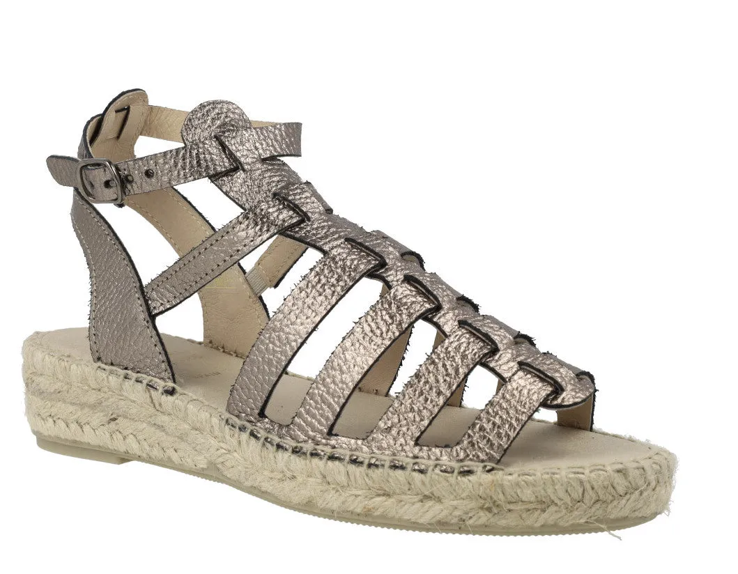 Sandalias romanas con piso de esparto en metal acero