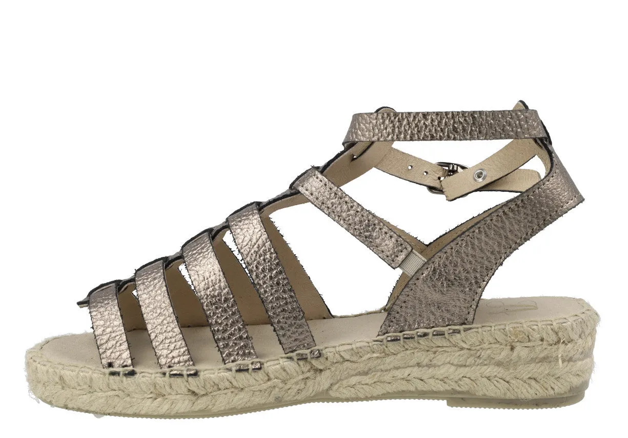 Sandalias romanas con piso de esparto en metal acero